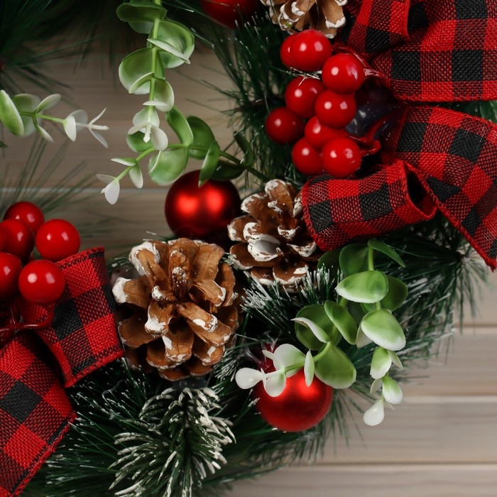 Венок новогодний d- 26 см  Венок новогодний d- 26 см "Уютная сказка" бантики в клетку шишки шарики