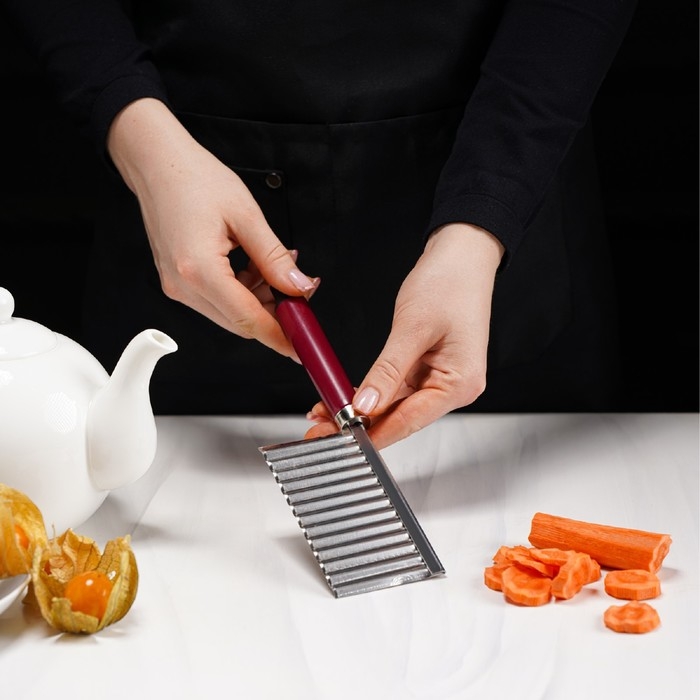 Нож для фигурной резки Доляна «Вкус», 18,5×5,5 см, цвет бордовый Нож для фигурной резки Доляна «Вкус», 18,5×5,5 см, цвет бордовый