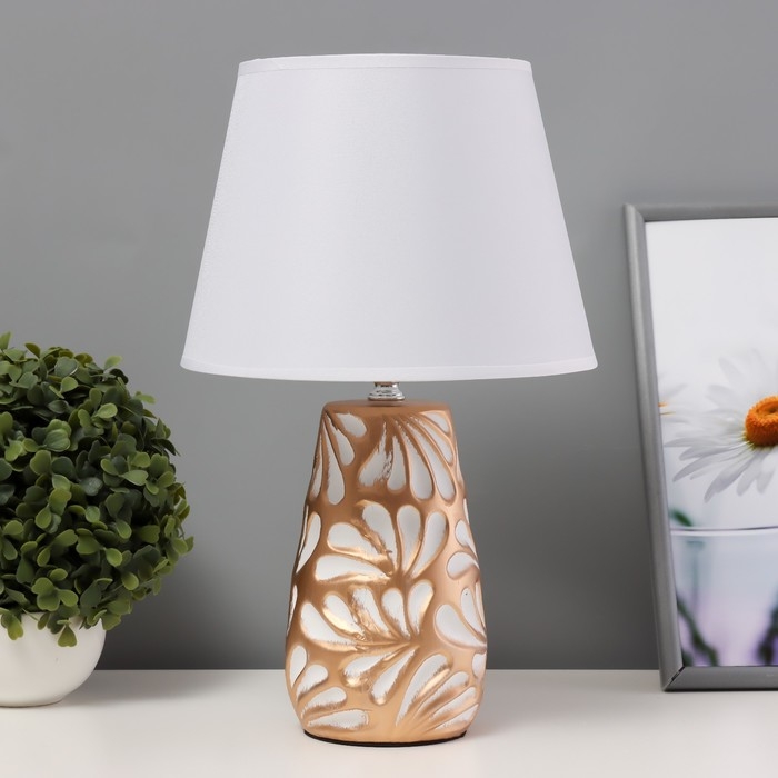 Настольная лампа Настольная лампа "Аиша" Е14 40Вт бело-золотой 22х22х36 см