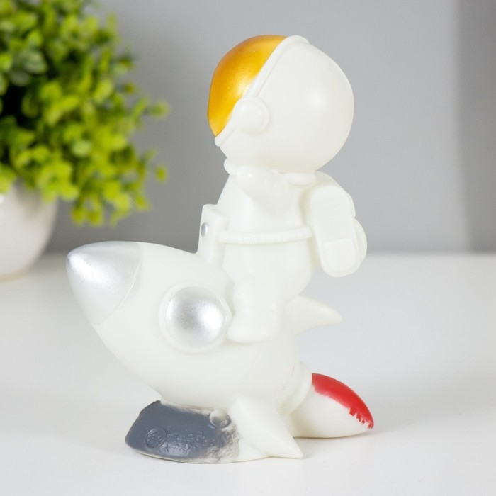 Ночник Ночник "Полёт астронавта" LED от батареек 3хLR1130 13х7х15,5 см RISALUX