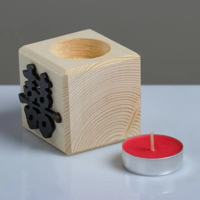 Свеча в деревянном подсвечнике «Куб. Иероглифы. Счастье», 6×6×6 см, аромат вишни