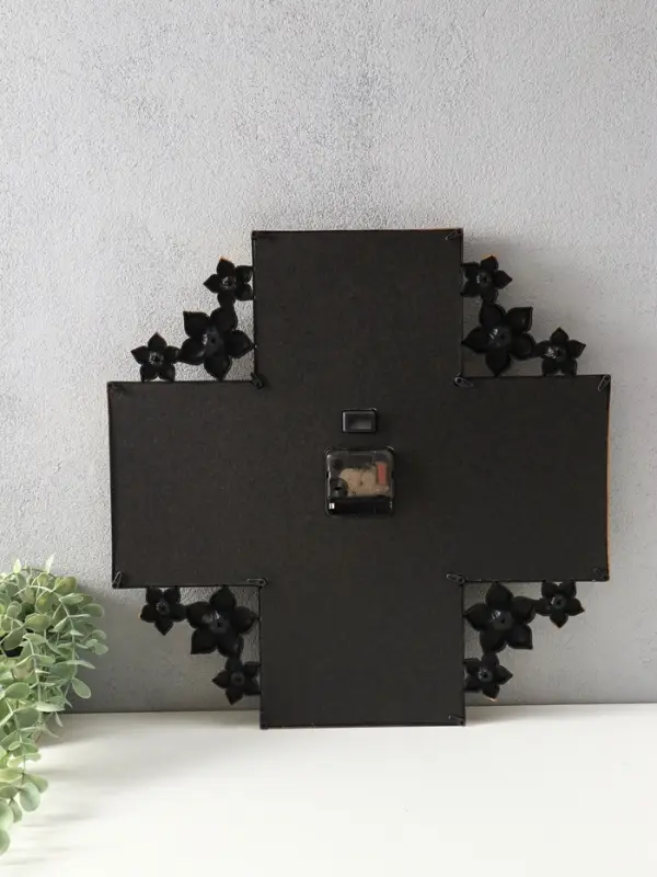 Фоторамка - коллаж на 4 фото 10&times;15 см с часами настенными бесшумными (14&times;14 см) &laquo;Цветы&raquo;, 42&times;42 см