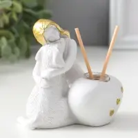 Аромадиффузор полистоун с палочками "Девочка с собакой" белый с золотом 7,5х10х11 см