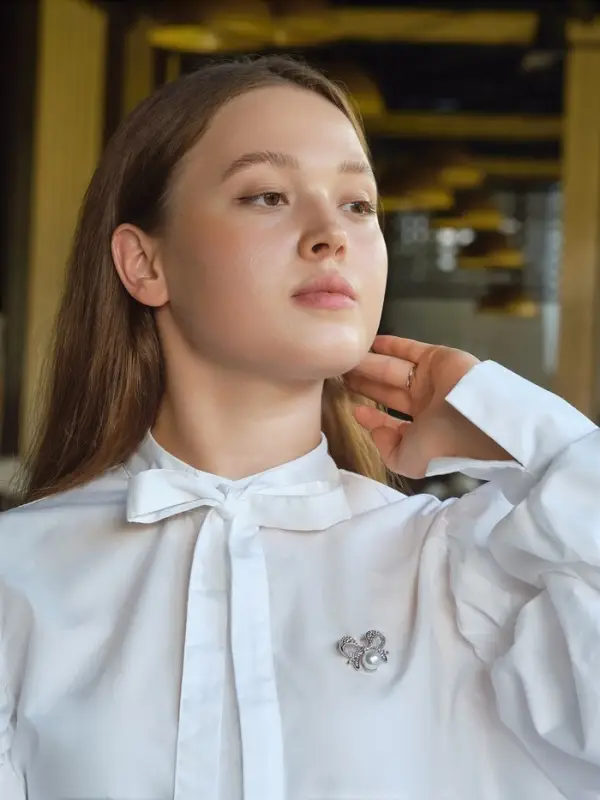 Брошь &laquo;Жемчужинка&raquo;, классический бантик, белая в серебре