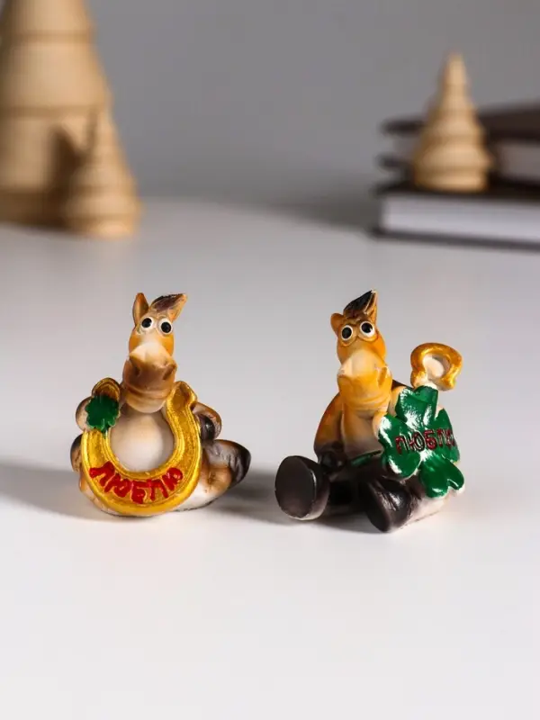 Сувенир полистоун Сувенир полистоун "Улыбающийся конь с подковой и клевером" МИКС 3,5х3х4 см