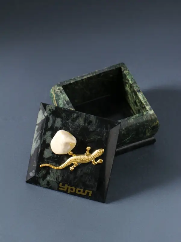 Шкатулка для украшений &laquo;Урал&raquo;, змеевик, с декоративным камнем, 6.5&times;6.5&times;5.5 см