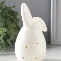 Сувенир керамика свет "Белый зайчик-яйцо с цветами на пузе" 3хLR44 6,7х6,2х11,6 см