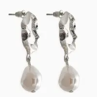 Серьги жемчуг "Капелька" мятый металл, цвет белый в серебре Серьги жемчуг "Капелька" мятый металл, цвет белый в серебре