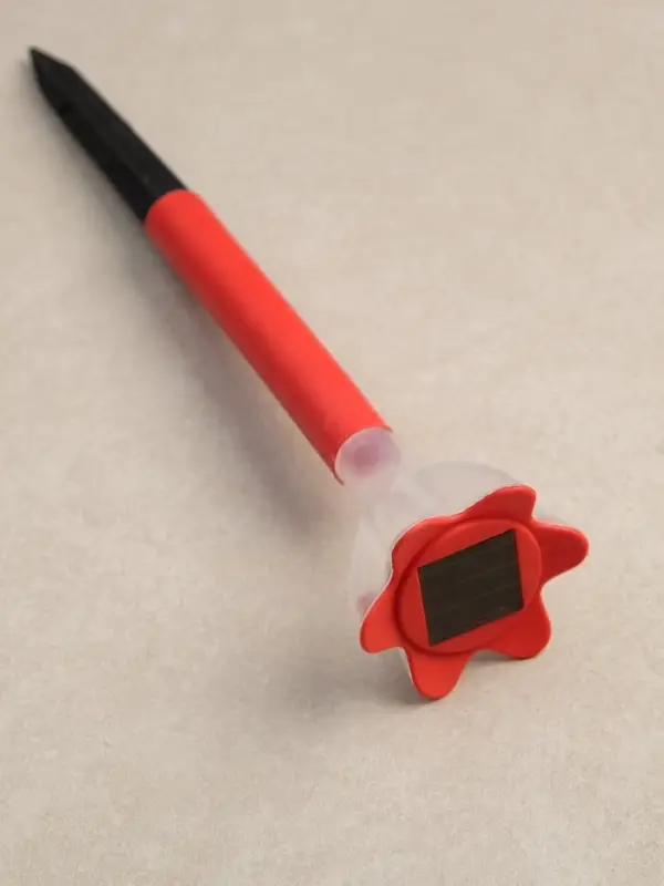 Садовый светильник &laquo;Цветок красный&raquo;, уличный, на солнечной батарее, 6&times;29&times;6 см, 1 LED, свечение белое