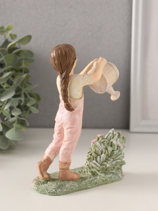 Сувенир полистоун  Сувенир полистоун "Малышка в комбинезоне, поливает из лейки цветы" 11,5х5х15 см