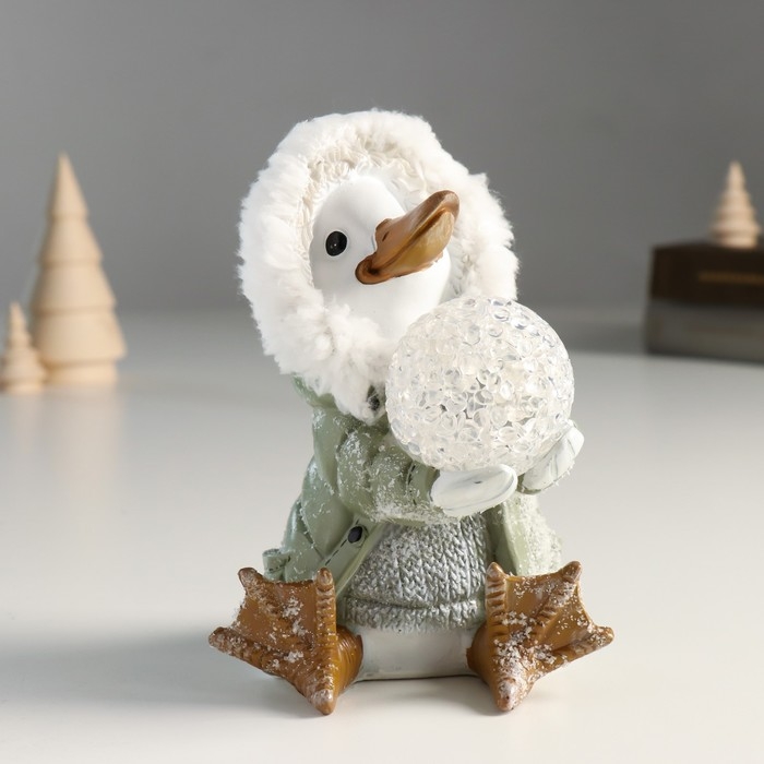 Сувенир полистоун свет Сувенир полистоун свет "Гусь в шубке с капюшоном со снежком" 10х10х14 см