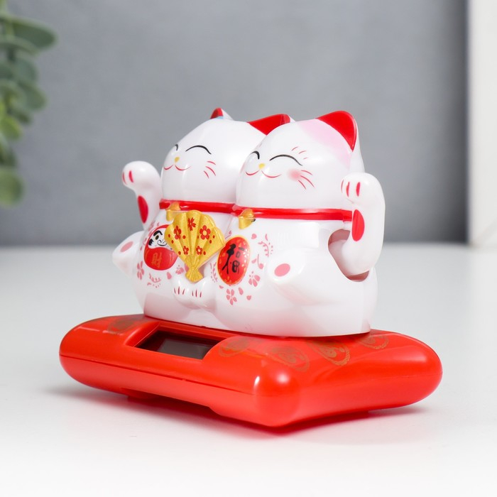 Маятник пластик от солнечной батареи Маятник пластик от солнечной батареи "Два кота Манэки-нэко с веером" 6,5х8,5х5,5 см