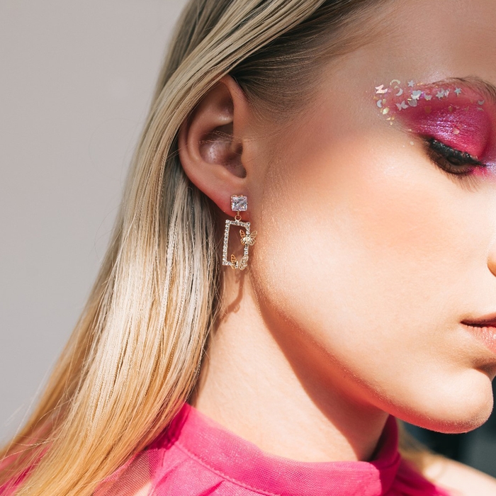 Серьги со стразами «Порхай» бабочки в прямоугольнике, цвет белый в золоте