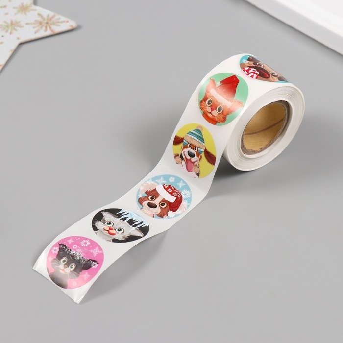 Наклейка бумага Наклейка бумага "Котики и пёсики со снежинками" d=2,5 см 252 шт в рулоне