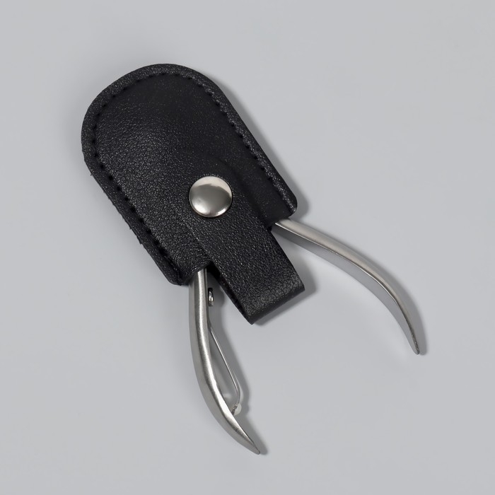 Чехол для хранения маникюрных инструментов, на кнопке, 6,8 × 3,8 см, цвет чёрный Чехол для хранения маникюрных инструментов, на кнопке, 6,8 × 3,8 см, цвет чёрный