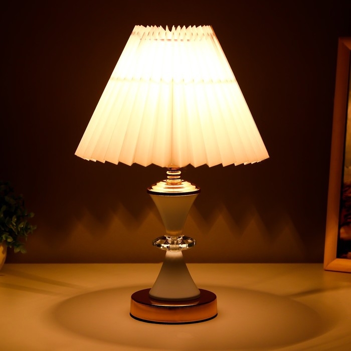 Настольная лампа "Тога" 1х40Вт Е27 220В белый 22х22х35 см RISALUX