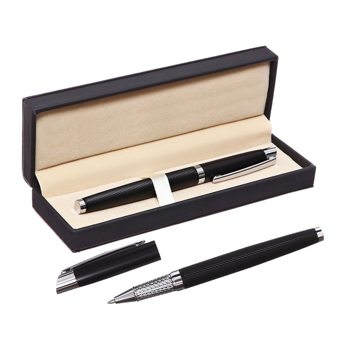 Ручка подарочная роллер в кожзам футляре Карбон корпус черный/серебро Ручка подарочная роллер в кожзам футляре Карбон корпус черный/серебро