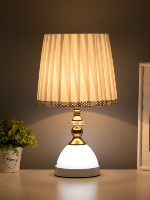 Лампа настольная &laquo;Ким&raquo; 1&times;40 Вт Е27 1&times;5 Вт LED белый/золото 23&times;23&times;40 см