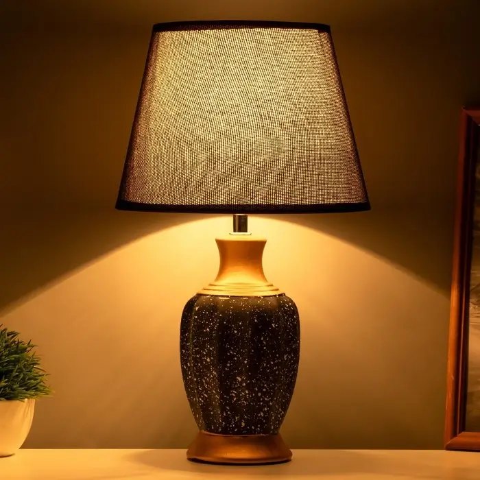 Лампа настольная &laquo;Жилан&raquo;, 1&times;40 Вт, Е14, чёрный/золото, 22&times;22&times;38 см