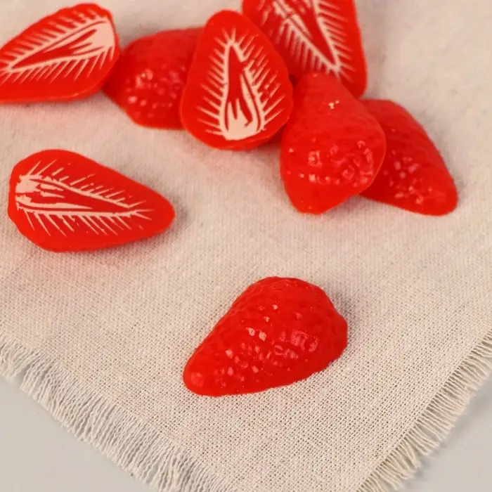 Муляж "Срез клубники" 4х3см (фасовка по 20 шт)