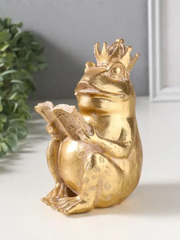 Сувенир полистоун "Лягушка в короне, читает книгу" золото 12х9,3х17 см