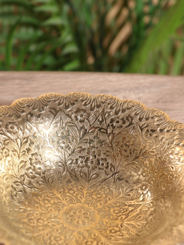 Блюдо сервировочное на ножке Блюдо сервировочное на ножке "Цветущая поляна" латунь 18х18х6,5 см