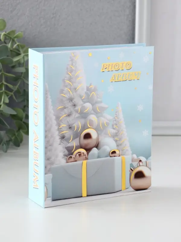 Фотоальбом на 40 фото 10х15 см Фотоальбом на 40 фото 10х15 см "Подарки у ёлочки" в коробке тисн.золото 4,7х14х17 см