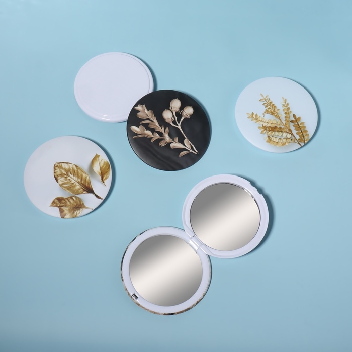 Зеркало складное «Листья», d = 7,5 см, с увеличением, рисунок МИКС Зеркало складное «Листья», d = 7,5 см, с увеличением, рисунок МИКС