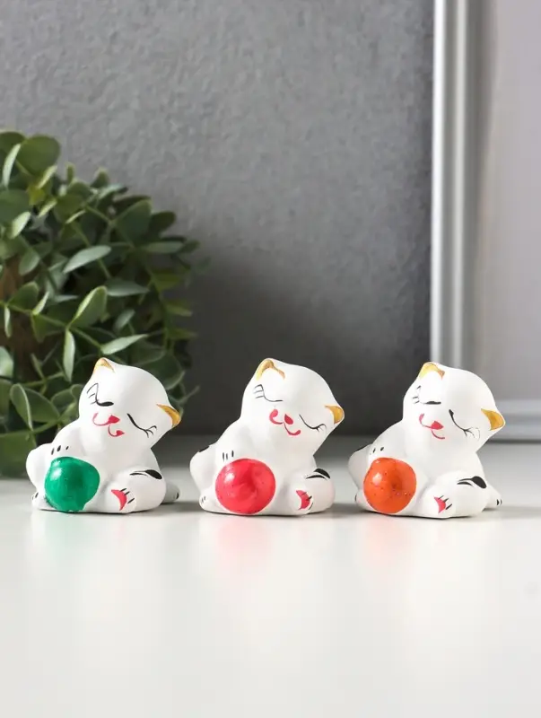 Фигурка керамика &laquo;Котик с мячом&raquo;, 5.5 см, белый, МИКС