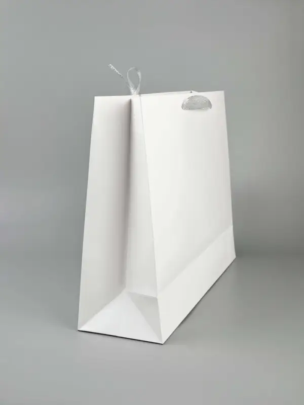 Пакет подарочный &laquo;Новогодний подарок&raquo;, тиснение, с ёлочной игрушкой, 31&times;40&times;11 см