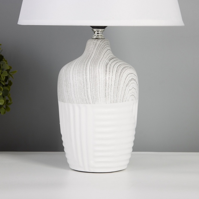 Лампа настольная Лампа настольная "Строгие линии" 1х40Вт Е27 белый/серый 25х25х40см