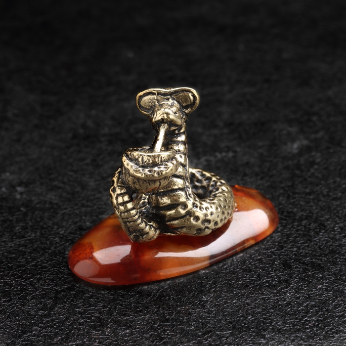 Сувенир Сувенир "Змея с коктейлем", латунь, янтарь