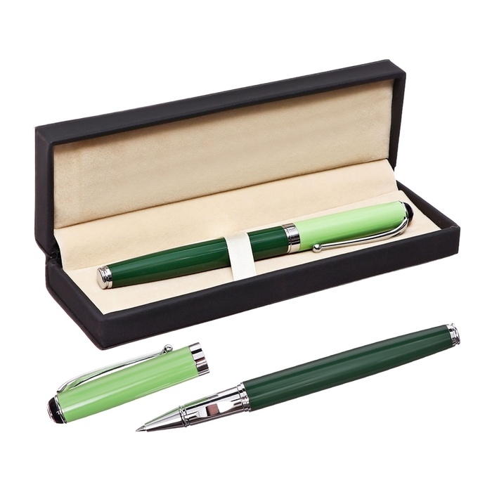 Ручка подарочная роллер в кожзам футляре Классика корпус зеленый/серебро Ручка подарочная роллер в кожзам футляре Классика корпус зеленый/серебро