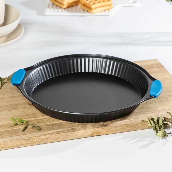 Форма для выпечки Доляна «Рифлёный круг. Забота», 30,5×4 см, с силиконовыми ручками, антипригарное покрытие, цвет чёрный Форма для выпечки Доляна «Рифлёный круг. Забота», 30,5×4 см, с силиконовыми ручками, антипригарное покрытие, цвет чёрный