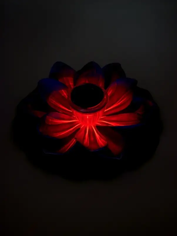 Садовый светильник для водоемов 28 х 28 х 9 см на солнечной бат-е Садовый светильник для водоемов 28 х 28 х 9 см на солнечной бат-е "Лотос" фиол-ый N010