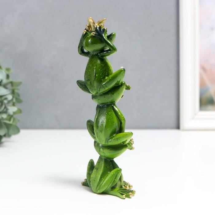 Сувенир полистоун лак Сувенир полистоун лак "Лягухи пирамида с короной - не вижу, не слышу, не скажу" 19х5х8 см