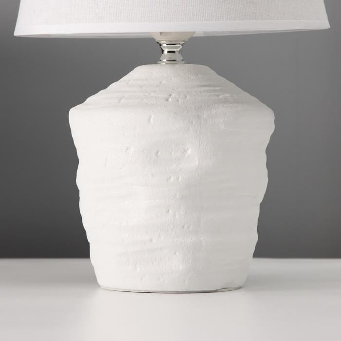 Настольная лампа с абажуром RISALUX «Небраска», 1×40 Вт, Е27, белый, 20×20×32 см Настольная лампа с абажуром RISALUX «Небраска», 1×40 Вт, Е27, белый, 20×20×32 см