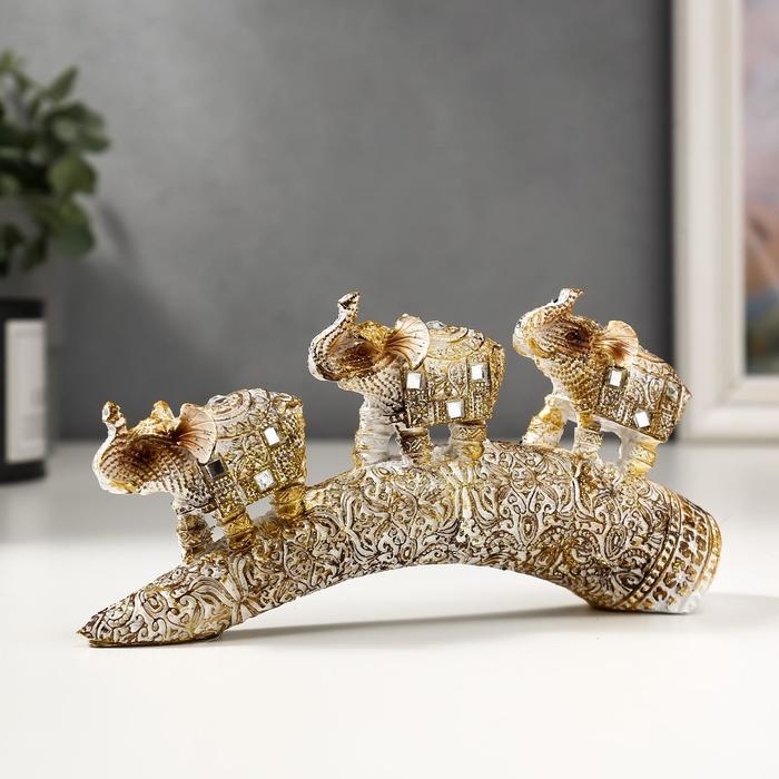 Сувенир полистоун Сувенир полистоун "Белые слоны с попоной из арабского ковра на роге" 9х14х4 см