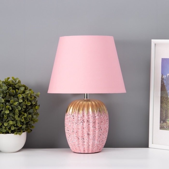 Настольная лампа с абажуром RISALUX «Успех», 1×Е14, 40 Вт, розовый, 22×22×33 см Настольная лампа с абажуром RISALUX «Успех», 1×Е14, 40 Вт, розовый, 22×22×33 см
