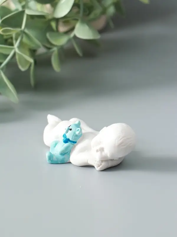 Фигурка полистоун &laquo;Малыш спит в с цветным медвежонком&raquo;, 2&times;3.5&times;7 см, МИКС