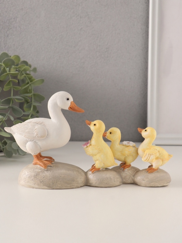 Сувенир полистоун Сувенир полистоун "Уточка с утятами на камешках" 21х6,5х11 см