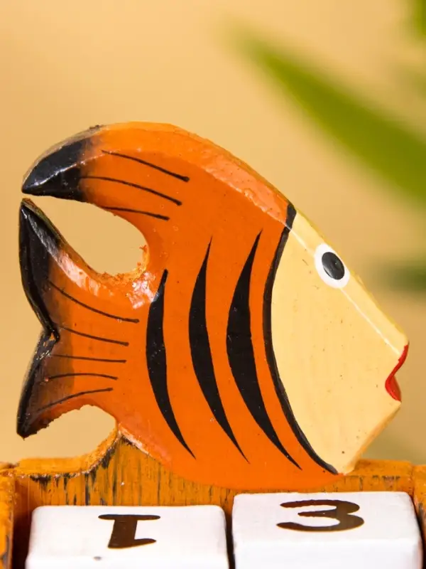 Календарь настольный "Рыбка" дерево 7х4х9 см, цв. оранжевый