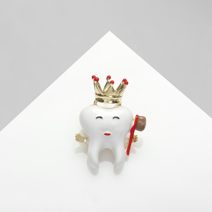 Брошь «Король Зуб», цветная в золоте Брошь «Король Зуб», цветная в золоте