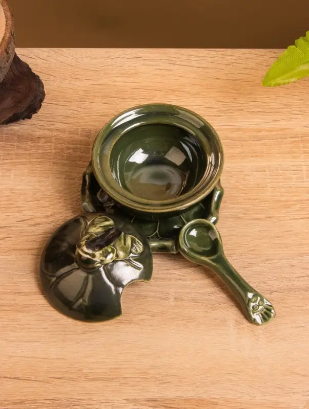 Соусник с крышкой на подставке «Лягушка», 8×9×10 см, керамика, зелёный Соусник с крышкой на подставке «Лягушка», 8×9×10 см, керамика, зелёный