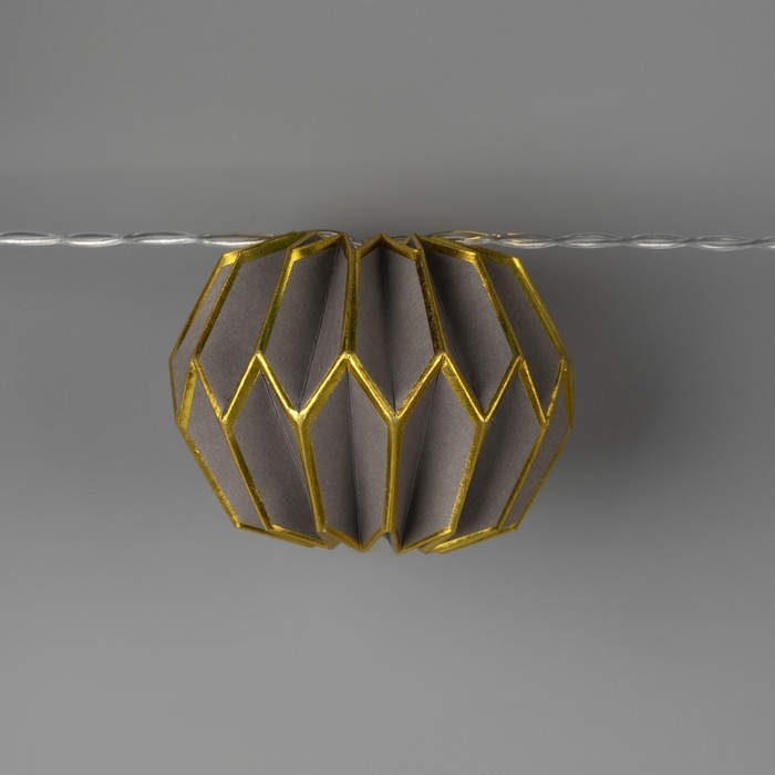 Гирлянда «Нить» 2 м с насадками «Серый фонарик», IP20, прозрачная нить, 10 LED, батарейки AAх2 (нет в комплекте), свечение тёплое белое Гирлянда «Нить» 2 м с насадками «Серый фонарик», IP20, прозрачная нить, 10 LED, батарейки AAх2 (нет в комплекте), свечение тёплое белое