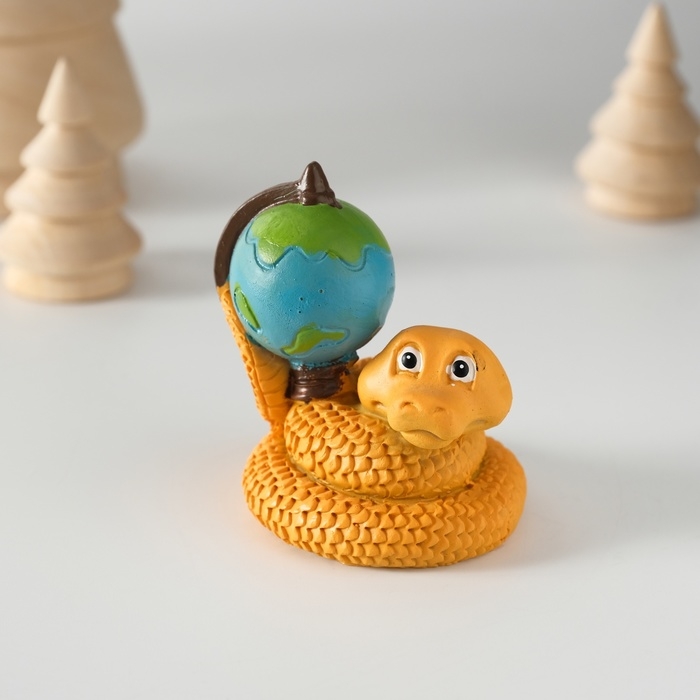 Сувенир полистоун Сувенир полистоун "Змей с глобусом" 5,5х6 см