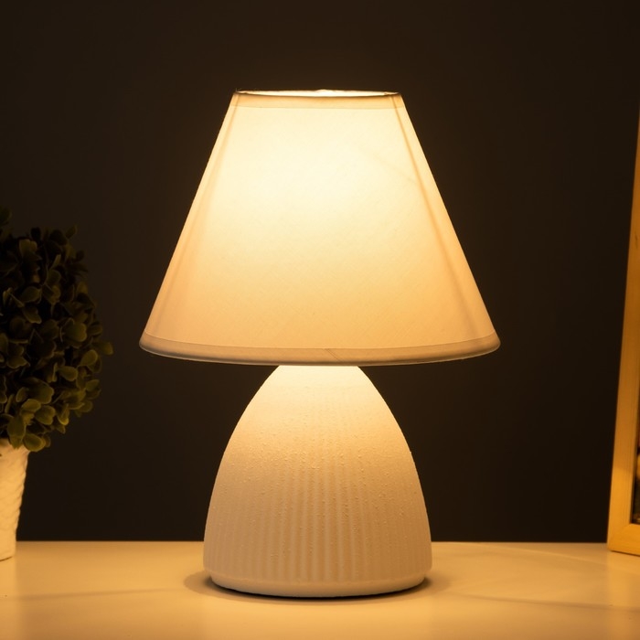 Настольная лампа Настольная лампа "Даника" Е14 40Вт белый 20х20х28 см RISALUX