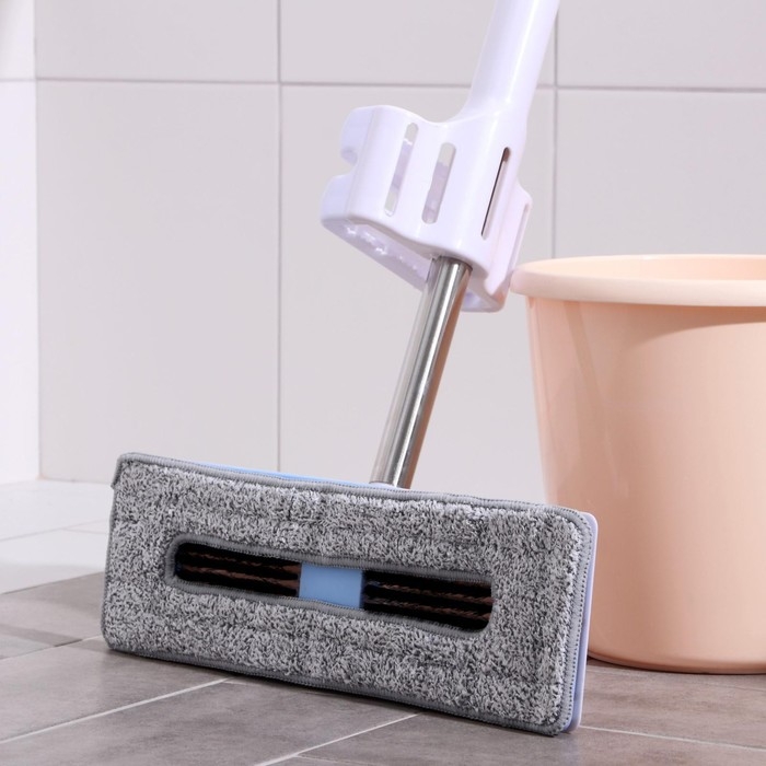 Швабра с отжимом и щёткой, 2 насадки из микрофибры 38×12 см, стальная ручка 136 см Швабра с отжимом и щёткой, 2 насадки из микрофибры 38×12 см, стальная ручка 136 см