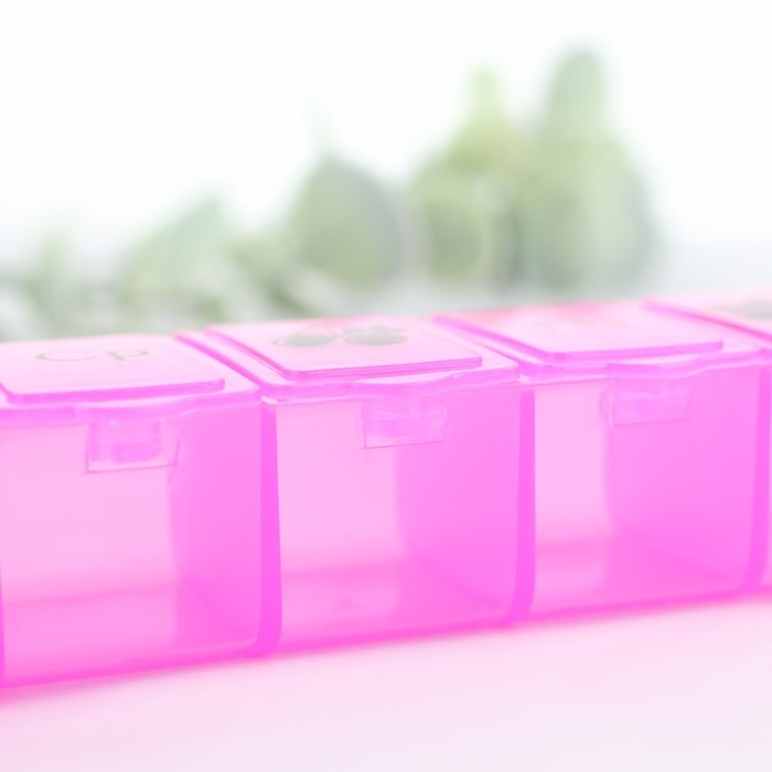 Таблетница на неделю с цепочкой, 7 секций, розовая, русские буквы, 15 х 3 х 2 см. Таблетница на неделю с цепочкой, 7 секций, розовая, русские буквы, 15 х 3 х 2 см.