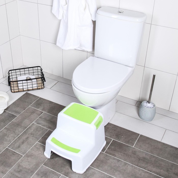 Подставка детская с прорезинеными ступеньками, цвет белый/зеленый Подставка детская с прорезинеными ступеньками, цвет белый/зеленый